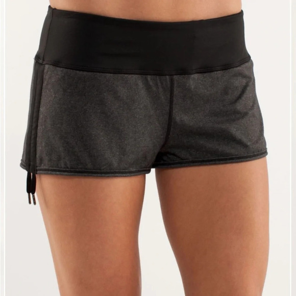 Lululemon Hot Move Short black/Dark gray size: 4 - Picture 1 of 7